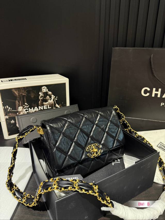 配折叠礼盒 香奈儿链条包 # Chanel 23K 皮质非常柔软,手感像羊 皮一样 很轻 链条也很柔软 非常好用的一款 而且可盐可甜 可商务可休闲 超级推荐 尺 配折叠礼盒 香奈儿链条包 # Chanel 23K 皮质非常柔软,手感像羊 皮一样 很轻 链条也很柔软 非常好用的一款 而且可盐可甜 可商务可休闲 超级推荐 尺