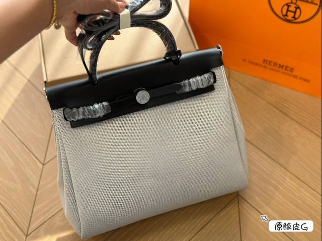 尺寸30*24Cm 爱马仕herbag帆布包 入手不亏的一款herbag 果然很适合休闲通勤 好搭配 搭配更加年轻活力 慵懒随意感拉满，穿运动套装背都很好看！容