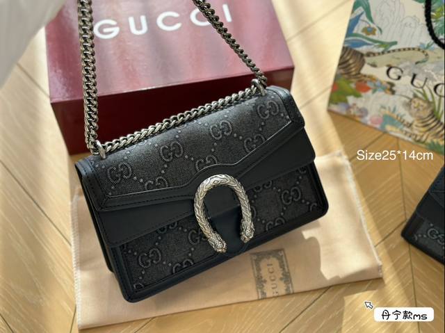 配盒 G家酒神包｜一开始对这种全是logo的包没有任何好感，后来发现这款上身简直无敌好看，无敌百搭。优点是：好看，百搭，经典款，不过时，容量大。里面的容量很大，