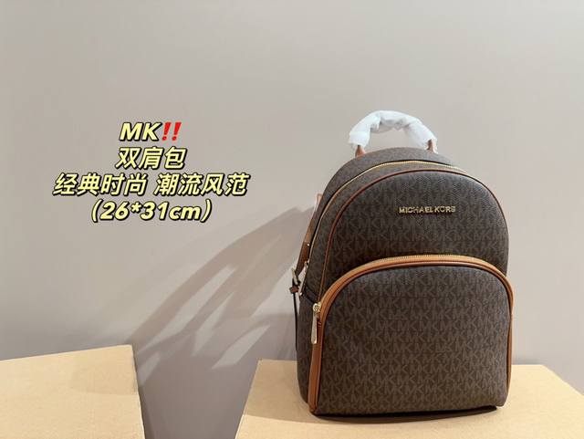 尺寸26.31 Mk 双肩包 质感很高级 容量超级大也很耐用 日常出街背它回头率百分百 就是这种随性慵懒感