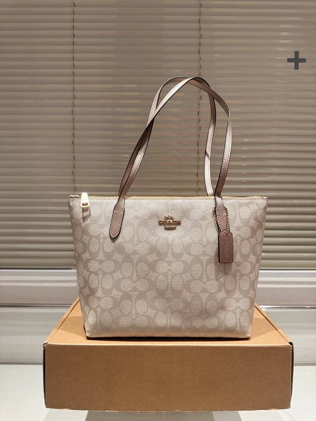 牛皮版本 Coach 11月新品 Fiona Zip Tote 23 Coach 11月份新品 Fiona 托特23来了 这个尺寸的包包，感觉大小也是很合适 有
