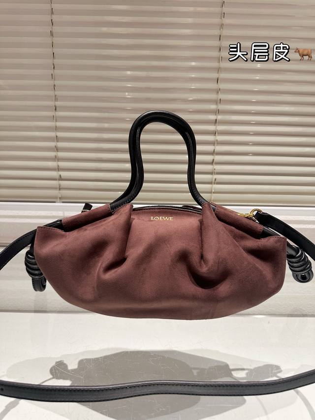 头层牛皮 绒咖啡、 Loew新包来啦 饺子包 Paseo Bag 饺子包型+福袋的绳结~ 新系列以饺子包为主题复刻了 Loew*最早的经典包型从 大众喜欢的正方 头层牛皮 绒咖啡、 Loew新包来啦 饺子包 Paseo Bag 饺子包型+福袋的绳结~ 新系列以饺子包为主题复刻了 Loew*最早的经典包型从 大众喜欢的正方