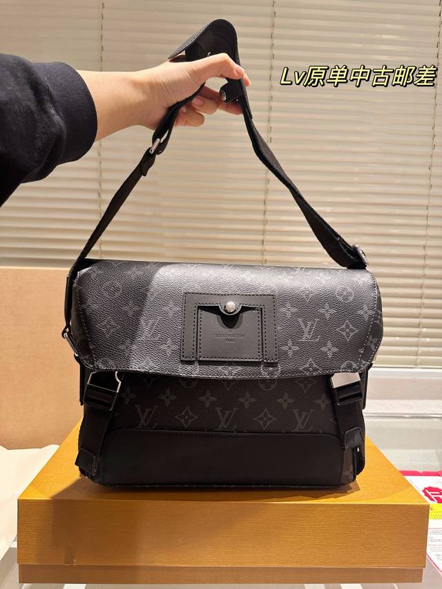 配礼盒 男包分享0Louisvuitton单肩包 目路易威登louisvuitton比起非常火。的双扣邮差包这一款lv男士单肩包可以说非常低调了國 材质:经典帆
