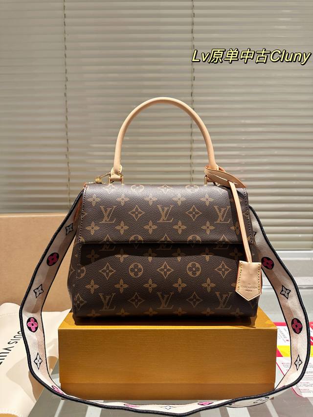 全套包装尺寸25.18 Lv Cluny Bb克鲁尼手提包 大号 老花十编织肩带是我爱的组合，很多人吐槽这款肩带，反而是我喜欢的地方，给这个包增加了一些休闲感。
