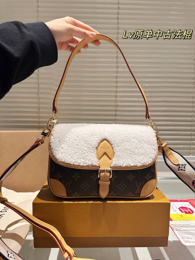顶级原单 折叠礼盒+免税店飞机箱 滑雪系列 Lv 法棍包 调节扣肩带 邮差包 翻盖手袋，网红爆款 这款邮差包真是太有味道了 浓浓的复古风情 的精髓体现的淋漓尽致