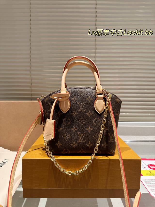 牛皮版本 Lvlockit Bb 手袋 复古经典百搭必备！ 小大家好！今天给大家介绍的是lv的lockit Bb手 袋，这款手袋灵感来源于1960年代的knic