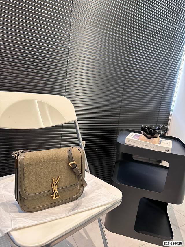 被ysl拿捏住了 Ysl 圣罗兰麂皮方块豆腐包 麂皮自带的高级慵懒自由西部感拿捏了做旧金属在质感这块就赢麻了~ 尺寸：22 18 货号635025