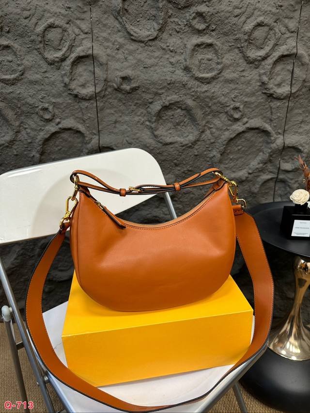 配折叠盒 芬迪fendi新款豌豆月牙腋下包真的特别好看的配色特别高级密材质是牛皮的非常耐用底部的金属fendilogo特有别质感！尺寸27.16Cm