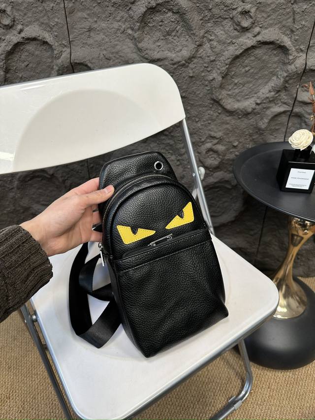 芬迪fendi胸包斜挎单肩包 采用精湛镶嵌细工 实物拍摄 原厂原版面料 尺寸：16.28Cm