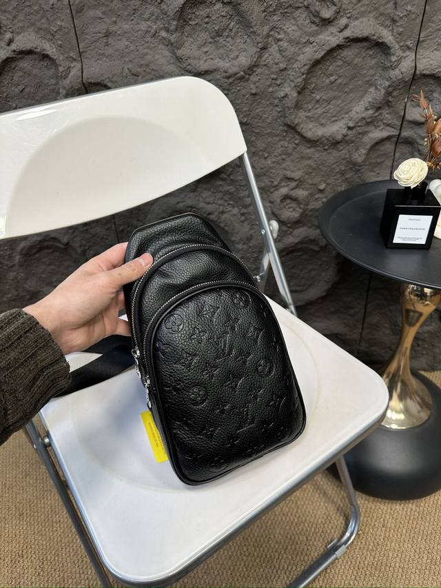 Lv 胸包斜挎单肩包 采用精湛镶嵌细工 实物拍摄 原厂原版面料 尺寸：16.28Cm