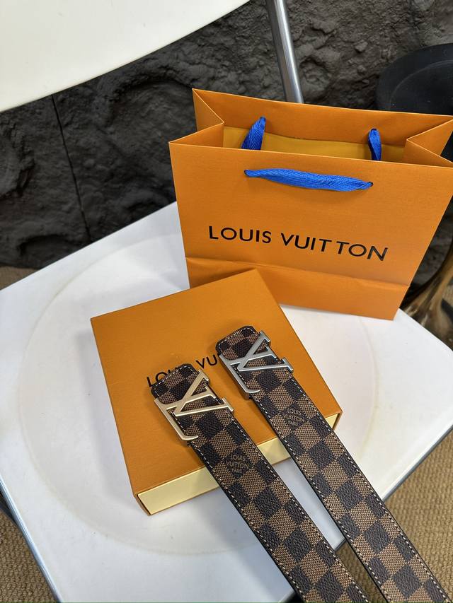 升级版 Lv！ ！高版本！ 腰带 嘿哈 原单牛皮皮带～热门款 皮带里面最火的啦～质量很好 全套包装！五金绝对不褪色 皮带头和专柜一样的哦～ 配礼盒手提袋发票