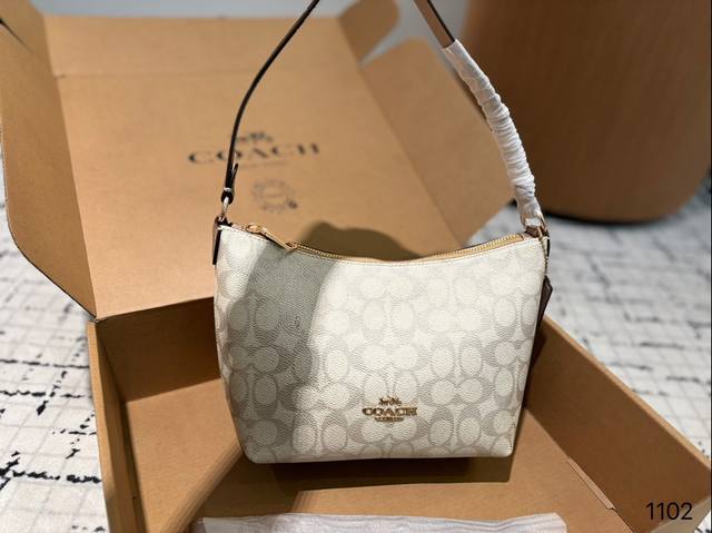 Coach 11月新品 Zip Top 腋下斜挎女包 这个尺寸的包包，感觉大小也是很合适 有自带拉链设计，可手提腋下，十分方便 包包自带闪光效果，亮亮的，超出彩
