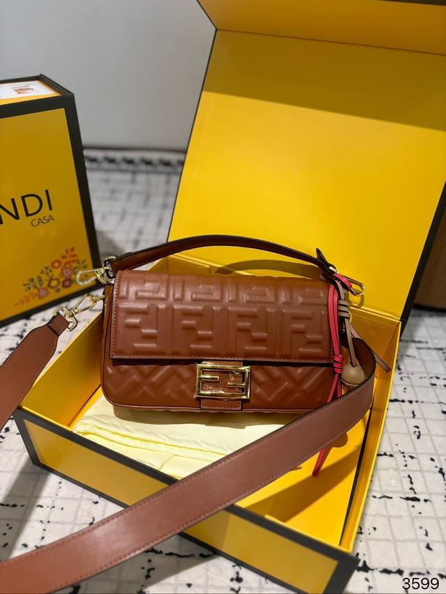 配挂件 Fendi Baguette 法棍包中号 Fendi Baguette 法棍包中号第一眼就觉得砸中了我。加上中号有一根较长的肩带，非常实用。中号的装两个