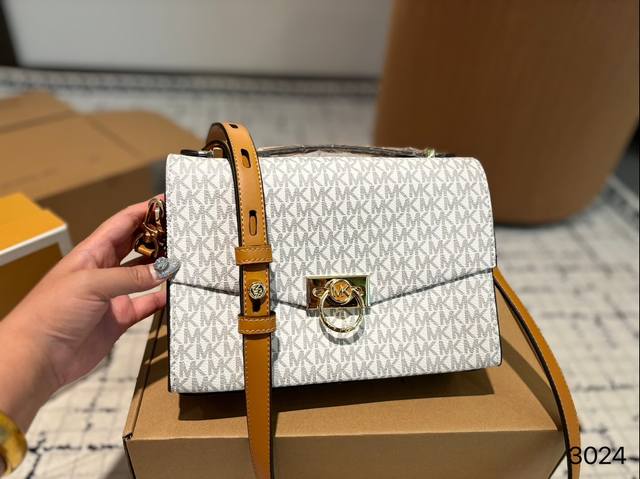 全套包装 Lv早春cruise25 包包 走秀款铆钉款手提枕头包 Lv这场在巴塞罗那举行的2025早春新款真的好美啊尺寸24厘米# 全套包装 Lv早春cruise25 包包 走秀款铆钉款手提枕头包 Lv这场在巴塞罗那举行的2025早春新款真的好美啊尺寸24厘米#