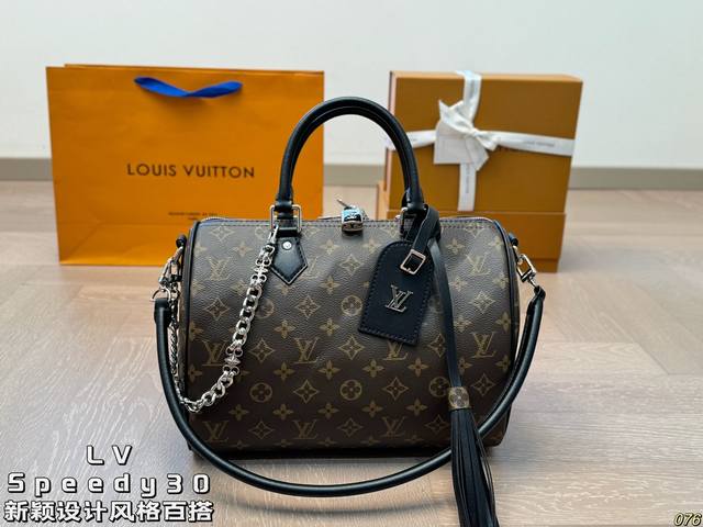 Lv Speedy Soft 30 手袋以瞩目风姿成就旅途良伴。充裕构型内设拉链口袋，可妥善保管护照和其他重要物品。名牌诉说工致细节，Toron 手柄再添新颖一