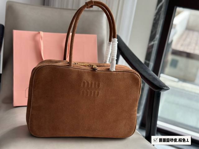 磨砂皮 配盒 Size：35*22Cm Miumiu保龄球 公文包 采用小牛皮 皮质光滑细腻柔软， 棉质缎面衬里。 背起来都很nice 哦 可手拎也可斜挎！ 出