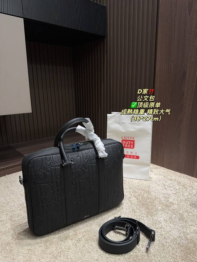 顶级原单 尺寸36.27 迪奥 公文包 Dior 格调满满,自带一股低调沉稳儒雅的气息! 版型挺阔,很有型!越用越有沉淀的味道! 更加低调、沉稳!! 可单肩可斜 顶级原单 尺寸36.27 迪奥 公文包 Dior 格调满满,自带一股低调沉稳儒雅的气息! 版型挺阔,很有型!越用越有沉淀的味道! 更加低调、沉稳!! 可单肩可斜