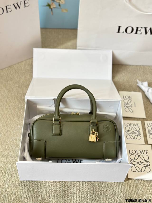 牛皮版本 芯片版 Loewe 手提包 Loewe最近又放大招哈 它的出现直接让各位宝们按耐不住了 延续经典的同时,又赋予了肩带新的背法触感舒适,非常轻柔,结合几 牛皮版本 芯片版 Loewe 手提包 Loewe最近又放大招哈 它的出现直接让各位宝们按耐不住了 延续经典的同时,又赋予了肩带新的背法触感舒适,非常轻柔,结合几