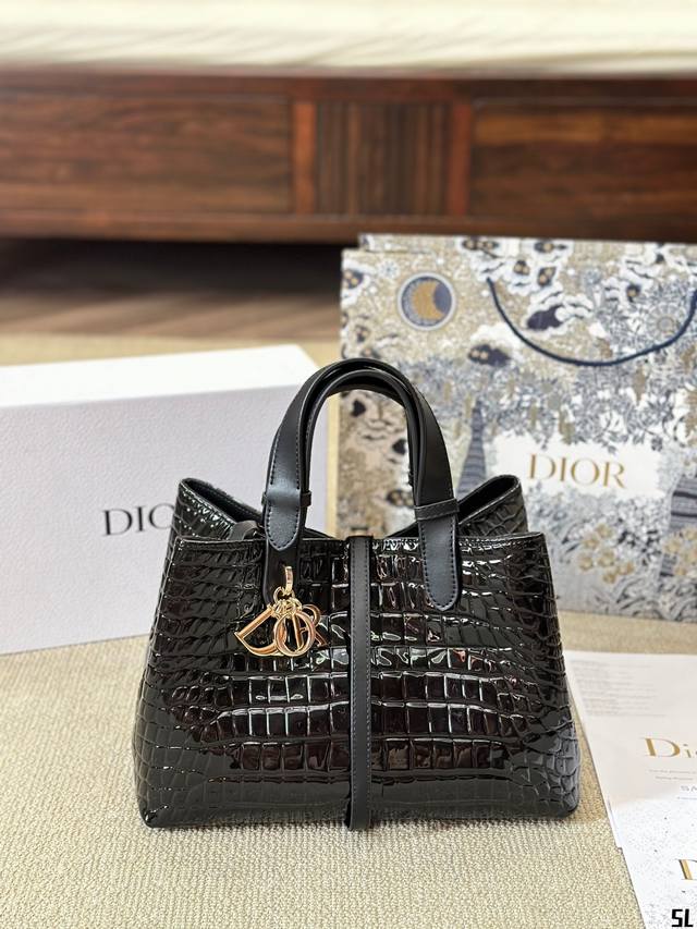 牛皮版本 Dior 变形托特包 慵懒随性又好背 上身满满的惊喜 高级慵懒又随性 彻底心动的一只 Size:30 20Cm 牛皮版本 Dior 变形托特包 慵懒随性又好背 上身满满的惊喜 高级慵懒又随性 彻底心动的一只 Size:30 20Cm