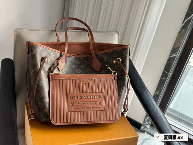 复刻版 配盒 尺寸 :33 26Cm Lv新款neverfull包包, 两面用真的很难不爱耐看又实用, 可翻转两面背法, 风格多变又百搭还有一个小包 可以挂在外 复刻版 配盒 尺寸 :33 26Cm Lv新款neverfull包包, 两面用真的很难不爱耐看又实用, 可翻转两面背法, 风格多变又百搭还有一个小包 可以挂在外