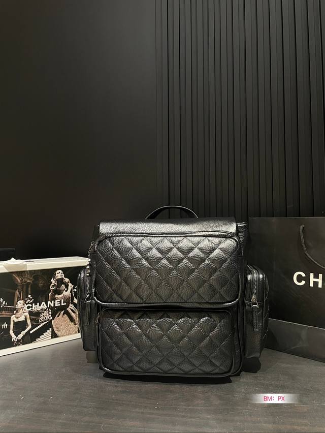 香奈儿这一只多口袋机车双肩包真的很帅啊~ 银色充满时尚未来感，妥妥的搭配神奇 日常出门上班用这个大容量双肩包也是购的喔~ 多口袋可以放下很多日常可以用到的东西捏