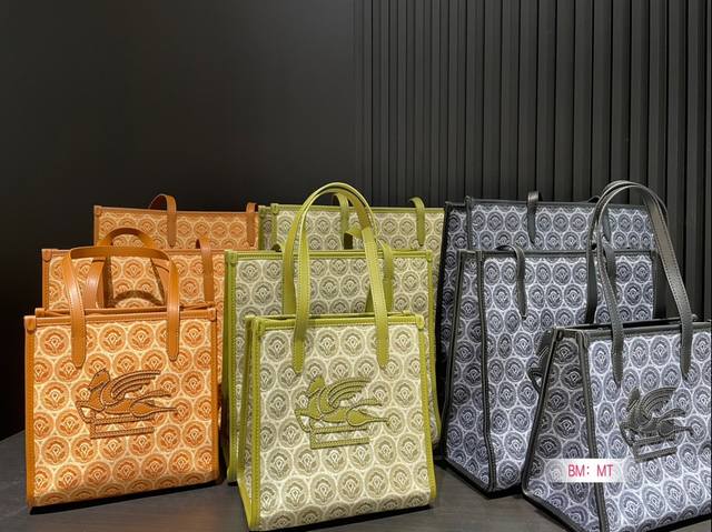 小号 中号 大号 任嘉伦同款托特 Etro托特就是好看，主要是我伦哥同款，一整个爱住。还有etro经典标志。手提斜挎都是可以的，快来get明星同款吧#托特#大包
