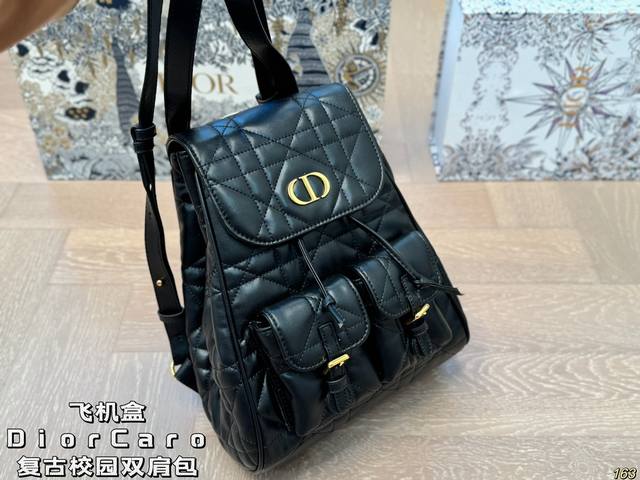 飞机盒 迪奥 Caro双肩包 Dior 首先就是它的包型，真的很可爱，蛮有复古校园感~ 背上身可爱又俏皮 看着不大却像百宝箱一样，这样的包背出门就会让人觉得特别