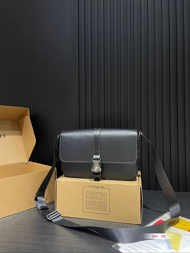 配盒 蔻驰新品男包 邮差包 六月新品男包来咯，推荐这个新品大小适中，容量大可放ipad，造型简约大方，可通勤可日常 尺寸：29 19