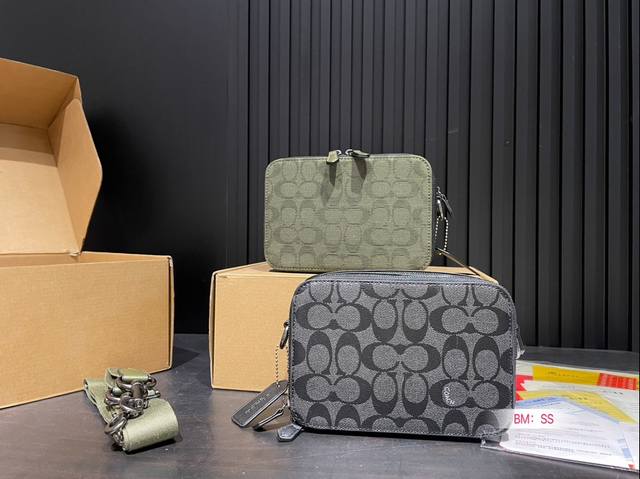 配盒 蔻驰 相机包 百搭经典 精致的一只低调有质感 独特的艺术气息 简洁大方 却又不失小心机 复古优雅 满满的高级感很好驾驭,不挑衣服,不挑季节一年四季都可,可 配盒 蔻驰 相机包 百搭经典 精致的一只低调有质感 独特的艺术气息 简洁大方 却又不失小心机 复古优雅 满满的高级感很好驾驭,不挑衣服,不挑季节一年四季都可,可