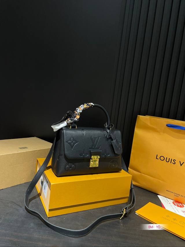 配折叠礼盒 Size:25*16Cm Lv Madeleine Bb 压花手提邮差包 非常喜欢这种带手柄的包 拎起来很有感觉! 搜索lv 配折叠礼盒 Size:25*16Cm Lv Madeleine Bb 压花手提邮差包 非常喜欢这种带手柄的包 拎起来很有感觉! 搜索lv