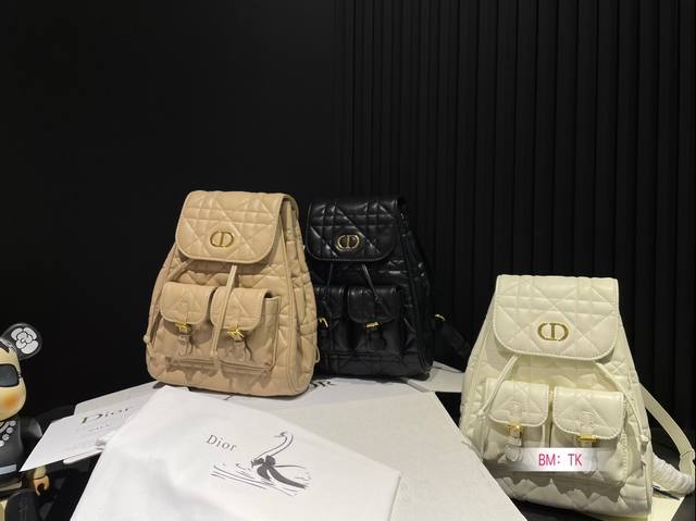 配折叠礼盒 迪奥 Caro双肩包 Dior 首先就是它的包型，真的很可爱，蛮有复古校园感~小号：背上身可爱又俏皮，很有白富美的即视感，有种与生俱来的清新感，让整