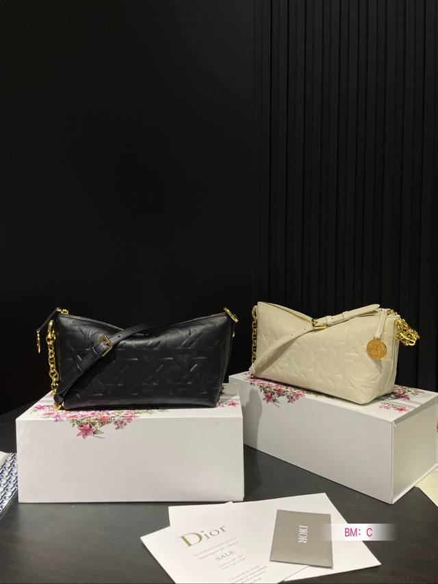 配折叠礼盒 迪奥nomad新品饭盒包 背出去被夸爆的hobo饭盒包 可以实现一包多用啦 腋下 尺寸：22*14