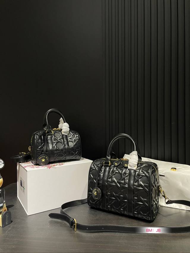 小号 大号 配折叠礼盒 迪奥枕头 这么好看的，钢铁直女都得心动吧是时尚界鼻祖，时尚达人的心头好枕头包大家都知道 能装，耐造~ 最近最火热度最高的一定是dior