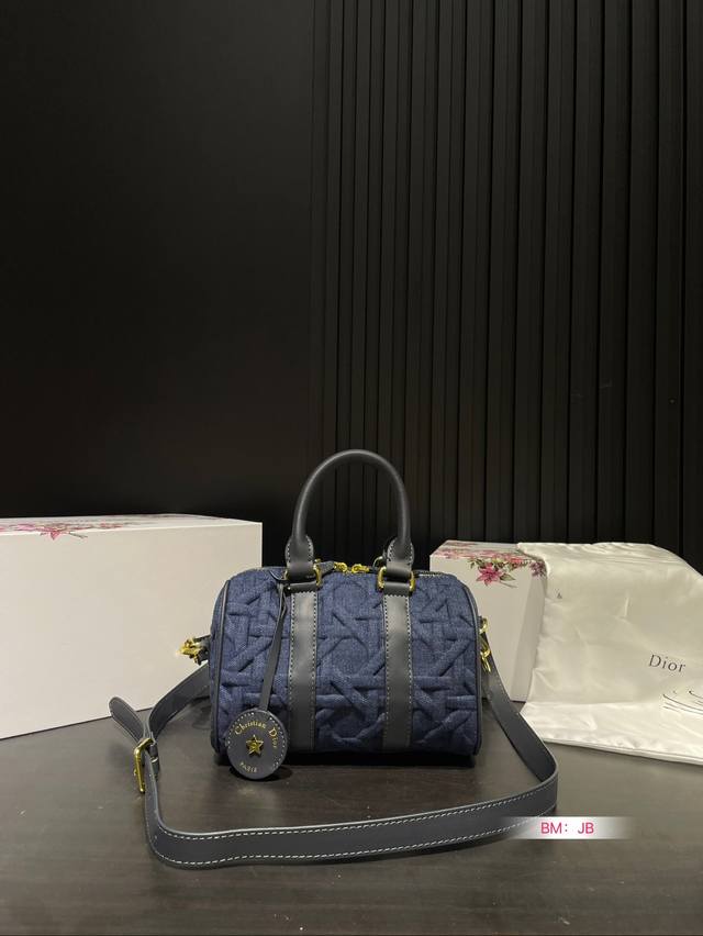 小号 配折叠礼盒 迪奥枕头 这么好看的，钢铁直女都得心动吧是时尚界鼻祖，时尚达人的心头好枕头包大家都知道 能装，耐造~ 最近最火热度最高的一定是dior Gro