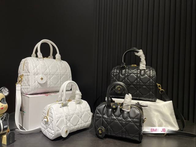 小号 大号 配折叠礼盒 迪奥枕头 这么好看的，钢铁直女都得心动吧是时尚界鼻祖，时尚达人的心头好枕头包大家都知道 能装，耐造~ 最近最火热度最高的一定是dior