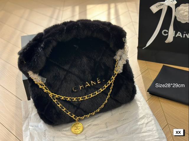 Chanel 千呼万唤的牛皮系列 今年火遍全网的垃圾袋 不多说啦直接上现货 搜索 小香家 垃圾袋 尺寸28*29Cm