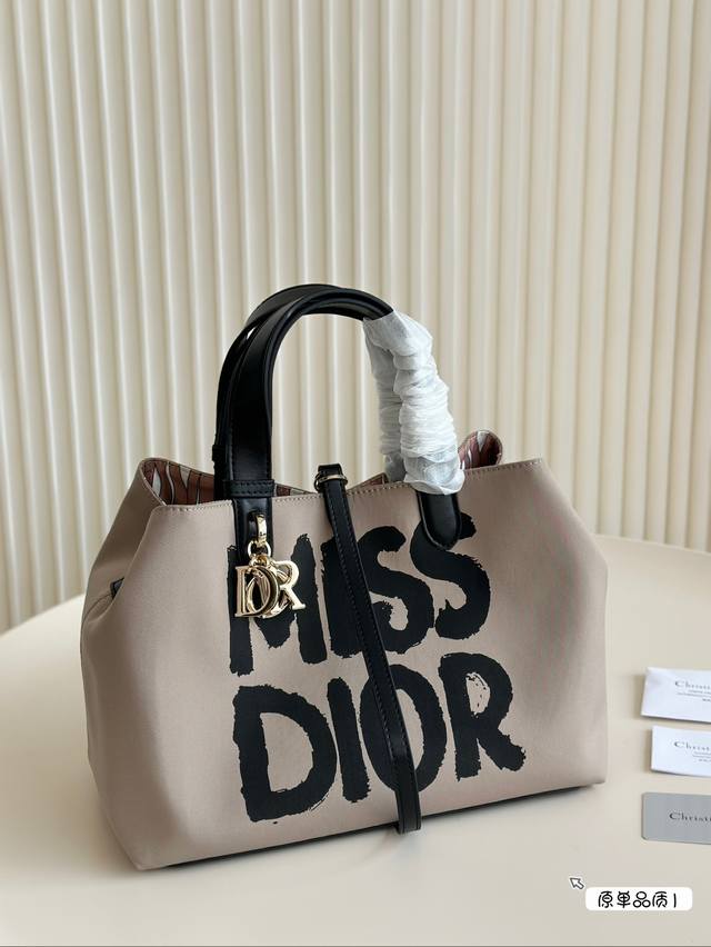 迪奥 Toujours购物袋 简直无法拒绝 超显气质 高级感十足 集美必入款 尺寸30*21Cm 迪奥 Toujours购物袋 简直无法拒绝 超显气质 高级感十足 集美必入款 尺寸30*21Cm