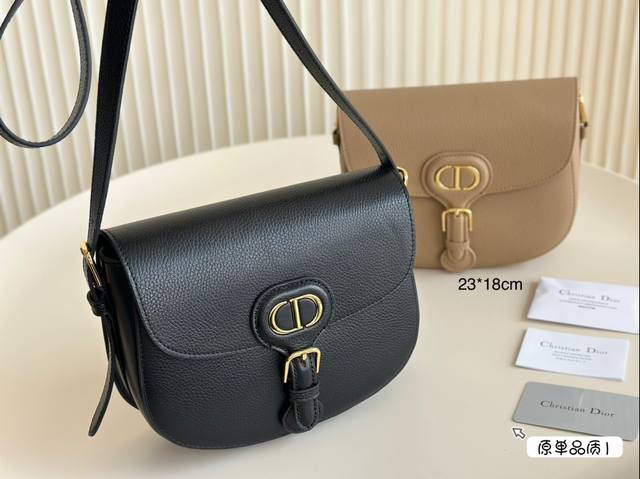 配盒 D家 早秋发布了全新bobby Bag。让我们来看看全新的bobby手袋有什么与众不同的看点。Bobby属于30 Montaigne系列，虽然带有一丝蒙田