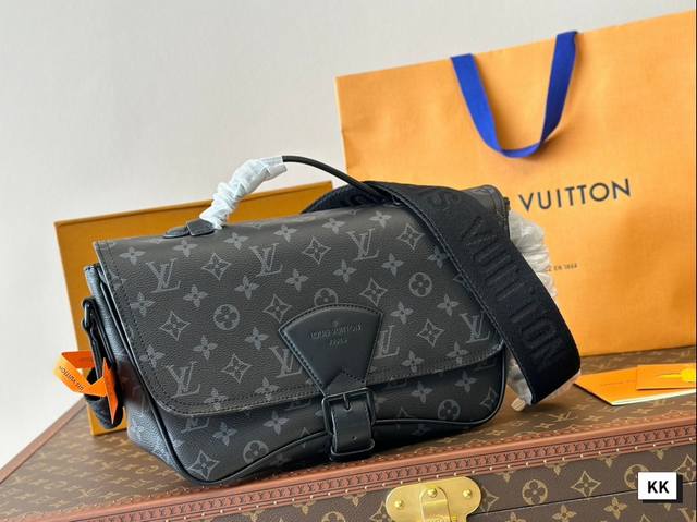 折叠盒 Lv 新款邮差包 规格:27*23Cm 男包推荐~Iv 邮差包 通勤包必备款，真的很推荐这款，可以斜挎，可以单肩，也可以作为胸包或者腰包使用，很实用一个