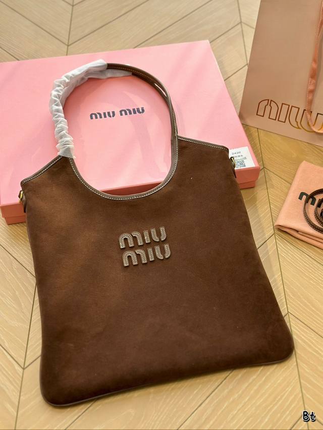 配盒 Size:35*32Cm 被miumiu征服的一天 Miuniu Tote托特包 最新秀款包包 跟上大包的节奏 随意慵懒 本季最爆 无法反驳吧了吧 配盒 Size:35*32Cm 被miumiu征服的一天 Miuniu Tote托特包 最新秀款包包 跟上大包的节奏 随意慵懒 本季最爆 无法反驳吧了吧