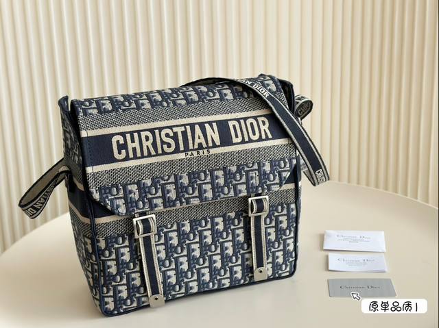 折叠盒 Dior Camp邮差包，随性精致，超级心动▼ 今年的新款真的非常好看 打破了对传统“优雅、女人味”的定义讲诉健康活力的优雅与美丽 Dior全新camp