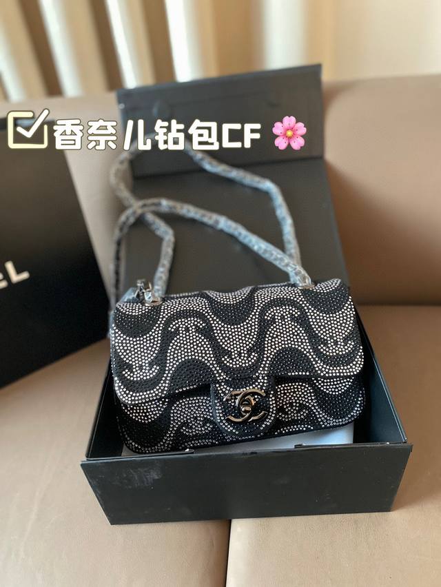 配折叠盒子 香奈儿钻包cf 真的美呆了闪钻cf 实物真的美到炸裂了好喜欢的一只真的太好看了 实物更加闪 尺寸：22 14