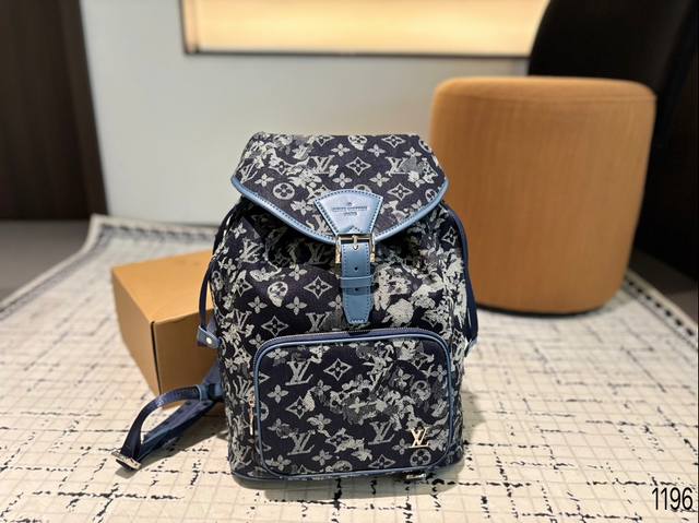 Lv双肩包 Lv牛仔双肩包 双肩包造型 超实用抽口设计 超可爱 男女通吃 尺寸：29.16.40