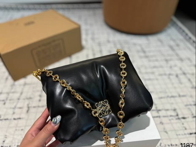 折叠盒尺寸22.8.16 罗意威loewe Puffer Goya云朵包 胖嘟嘟软fufu的超级可爱 抱枕一样的软糯手感超好 Rua 配有甜甜圈一样的金属短链条