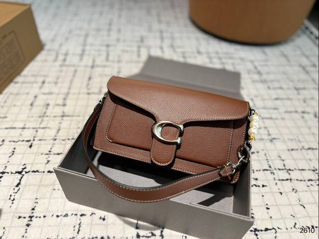 配折叠盒子 蔻驰酒神 新一代coach 的标志性包款，设计简约干净利落一点都不张扬，真的很百搭！！！完全也不用担心过时tabby,成了辣妹搭配神器，让我看看哪个