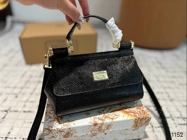 礼盒 Dg 杜嘉班纳 新款 手提 单肩 斜挎款 官网最新包 喜欢的不得了 特别有腔调 颜值无敌高 复古 优雅 奢华 大气 想到一切美好的词都想给它 一定要入的款