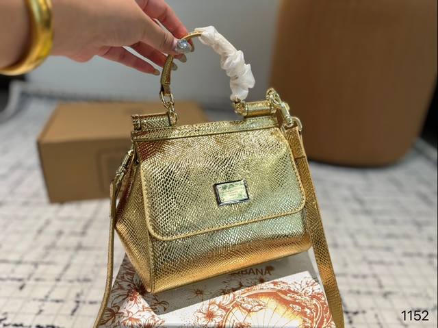 礼盒 Dg 杜嘉班纳 新款 手提 单肩 斜挎款 官网最新包 喜欢的不得了 特别有腔调 颜值无敌高 复古 优雅 奢华 大气 想到一切美好的词都想给它 一定要入的款
