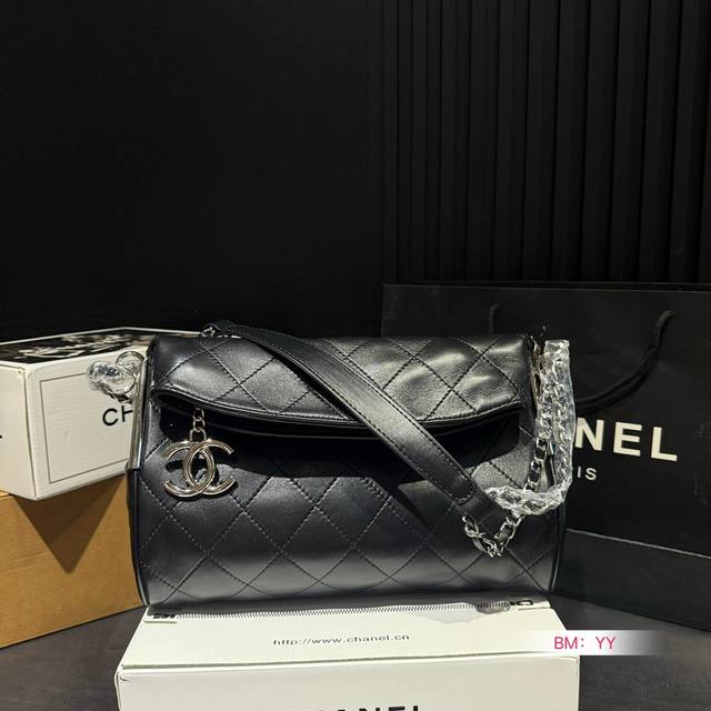 牛皮 香奈儿 Hobo折盖包 极致松弛 自带慵懒吋髦 两侧银杆和皮穿链让他不会太软塌 拉链双c吊坠、浮雕 Logo 低调与奢华在这只包上若隐若现 出鏡率超高 每