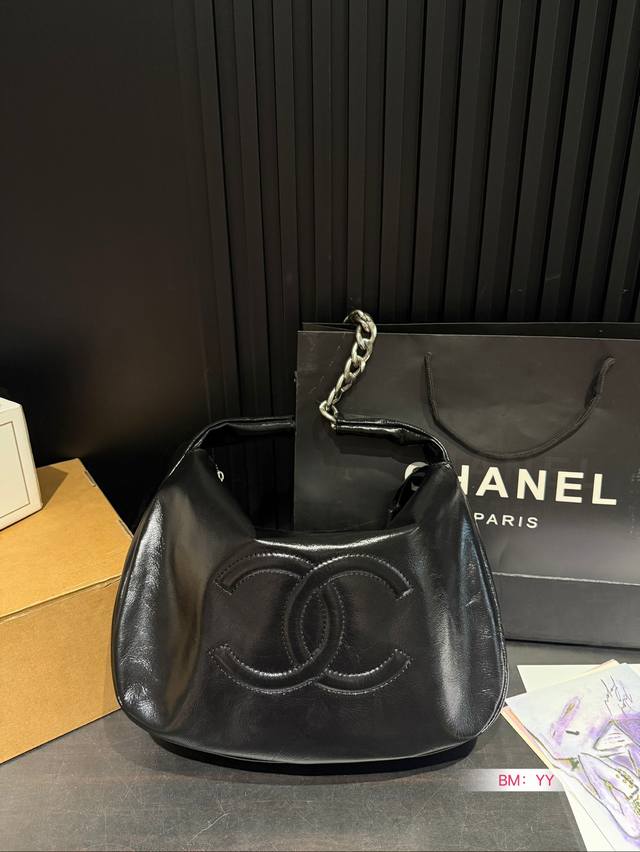 牛皮 香奈儿手工坊 嬉皮包 舒服 能装 软牛皮 有质感！ 粗编织肩带真的好舒服 单肩背起来就刚刚好 尺寸：35*26