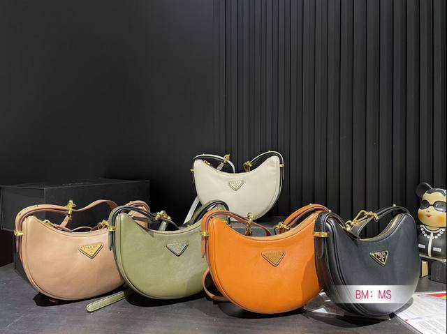 配折叠盒 普拉达 Prada 腋下月牙包 今年每家都出了半月包,但尼龙款的只有prada出了,版型正又不会太硬! 可调节肩带,可腋下背可手提可单肩,一包多背,绝 配折叠盒 普拉达 Prada 腋下月牙包 今年每家都出了半月包,但尼龙款的只有prada出了,版型正又不会太硬! 可调节肩带,可腋下背可手提可单肩,一包多背,绝